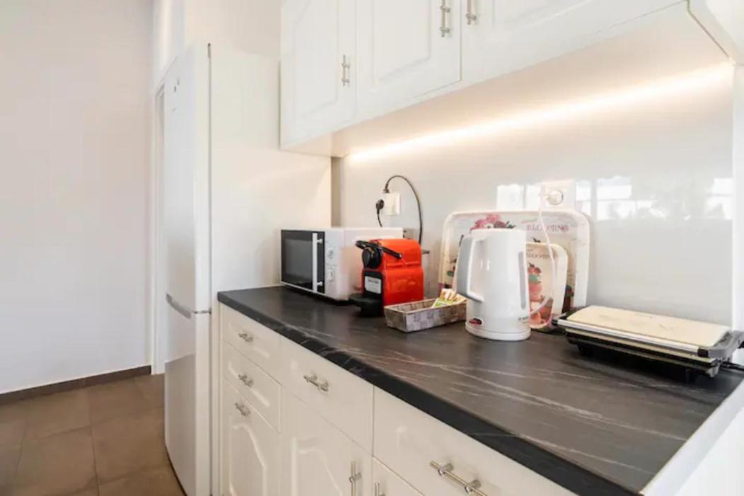 Βright Walled Designed Apt In Glyfada Center Ateny Zewnętrze zdjęcie