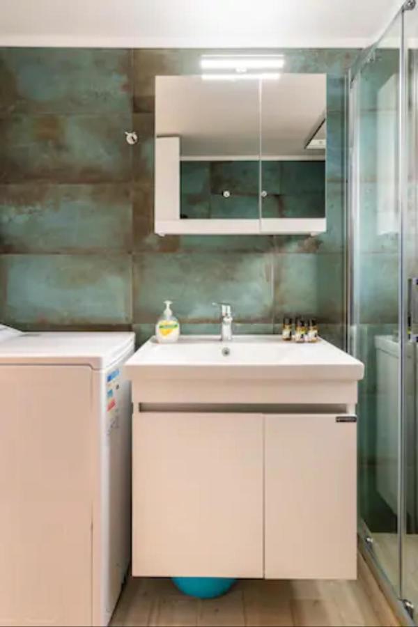 Βright Walled Designed Apt In Glyfada Center Ateny Zewnętrze zdjęcie
