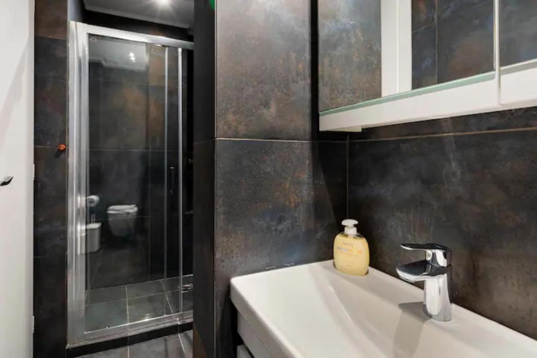 Βright Walled Designed Apt In Glyfada Center Ateny Zewnętrze zdjęcie