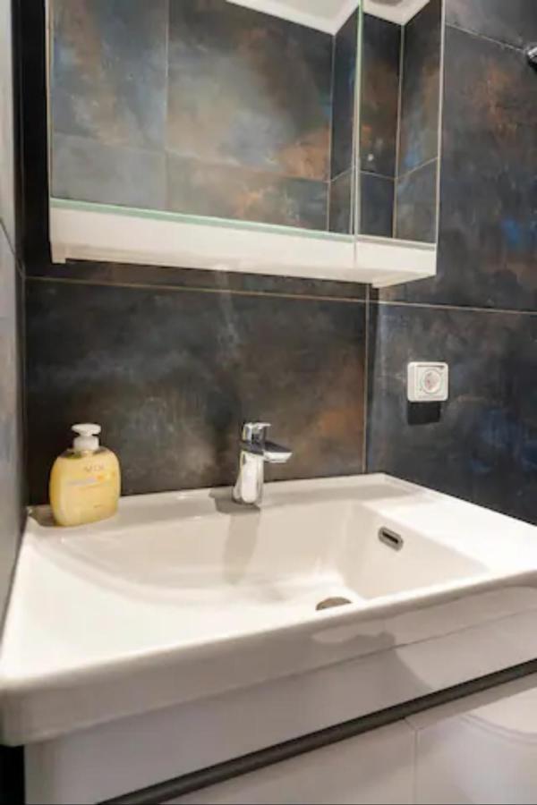 Βright Walled Designed Apt In Glyfada Center Ateny Zewnętrze zdjęcie